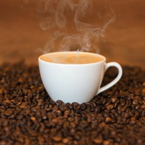 Tasse de café et grains de café autour