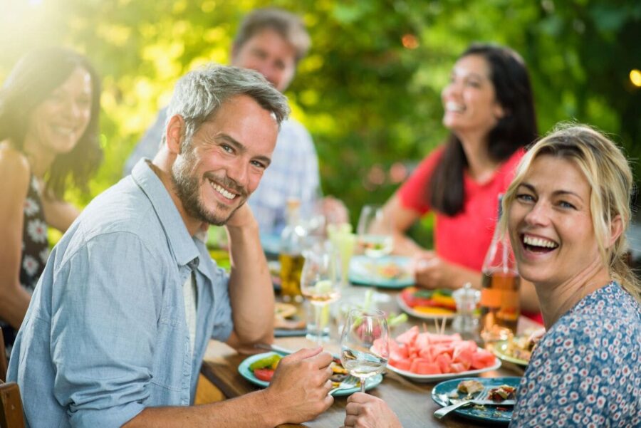 Personnes qui font un apéro